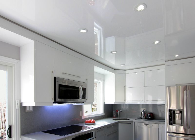 Φωτιζόμενα φώτα στην οροφή της κουζίνας