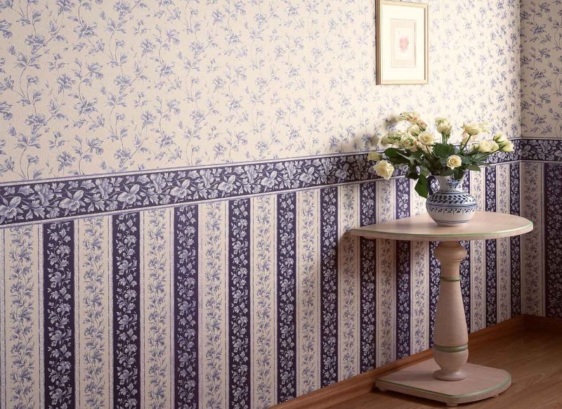 Horizontal zoning of the wall-paper of the kitchen wall