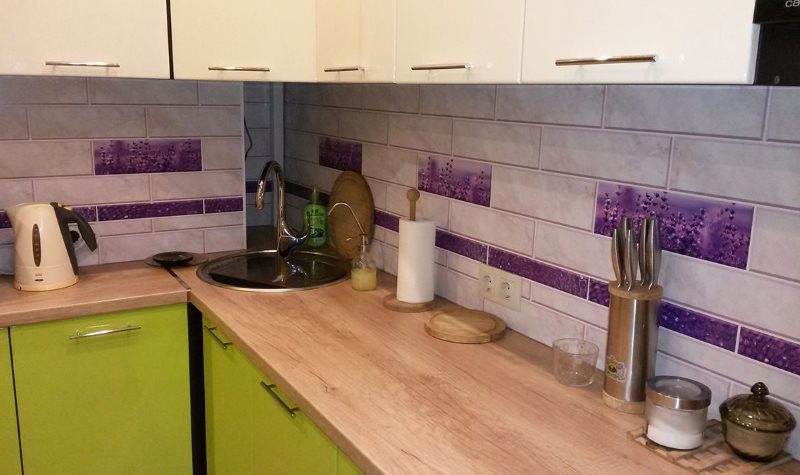 Imitation de sanglier sur un tablier en plastique