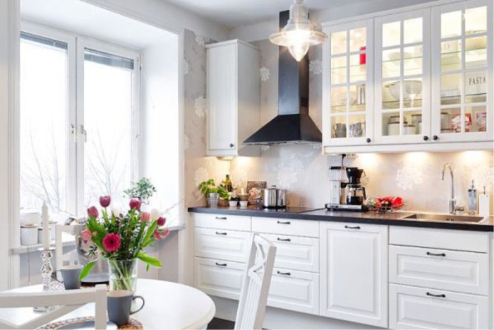 المطبخ الخطي الأبيض.