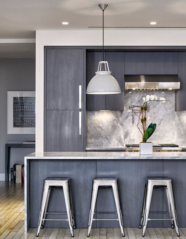 Delantal de piedra en la cocina con un conjunto gris