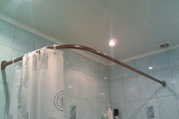 Coin avant-toit pour une salle de bain.