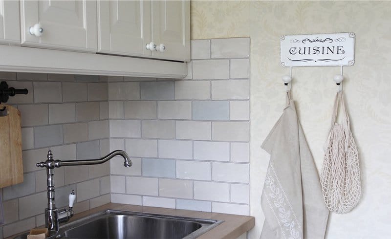 Pared de cerámica sobre lavado de esquina