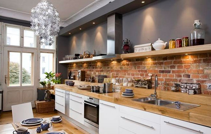 Cocina lineal con delantal de ladrillo rojo