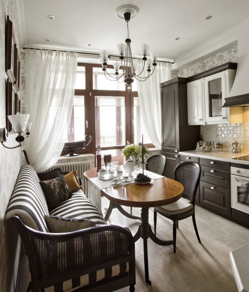 Καναπές με ράουλα σε κλασική κουζίνα