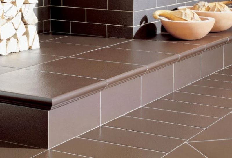 Menghiasi tangga di depan perapian dengan jubin klinker