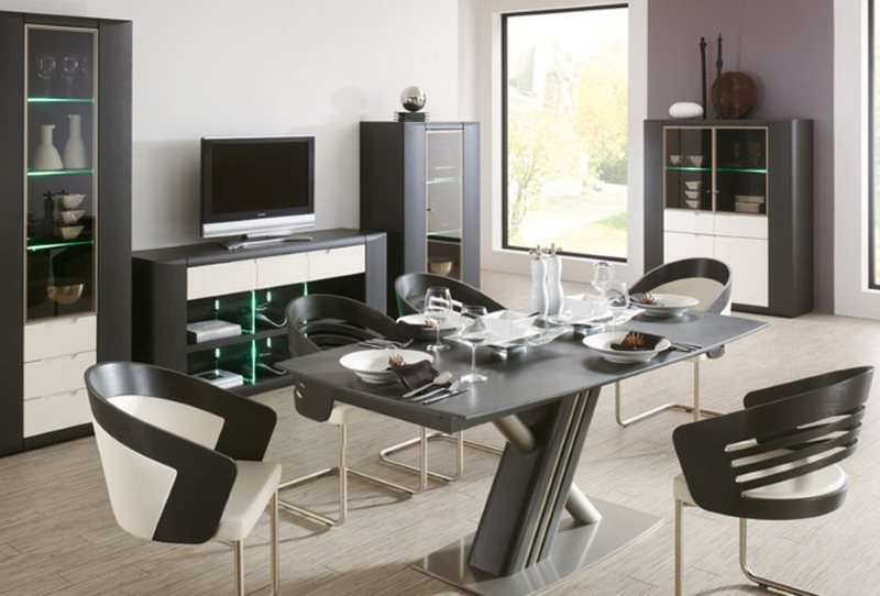 Dining area with comfortable metal and plastic chairs
