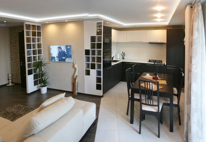 Ξεχωριστή κουζίνα και καθιστικό με δάπεδα