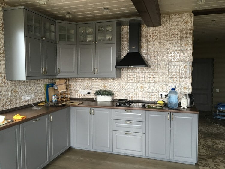 Decorar la pared de la cocina con azulejos de cerámica.