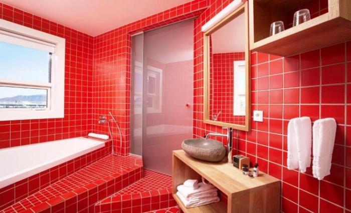Salle de bain en rouge.