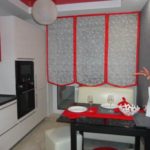 Decorarea ferestrei până la podea într-o bucătărie cu panou