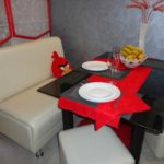 Șervețel roșu pe masa de luat masa