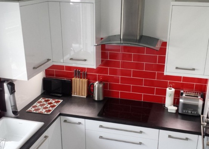 Tablier rouge carrelé.