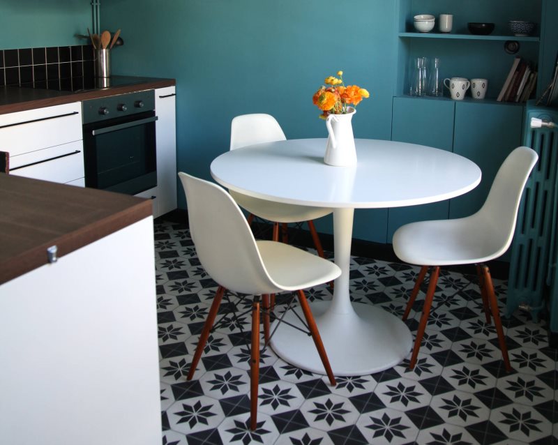 Λευκή στρογγυλή τράπεζα σε 9 τετράγωνη κουζίνα