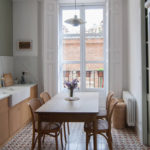 المطبخ مشرق الداخلية مع نافذة كبيرة.