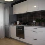 ثلاجة رمادية في نهاية مجموعة المطبخ