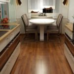 طاولة طعام صغيرة مستديرة