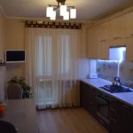 تول أبيض على نافذة مطبخ صغير