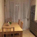 طاولة طعام أمام المطبخ