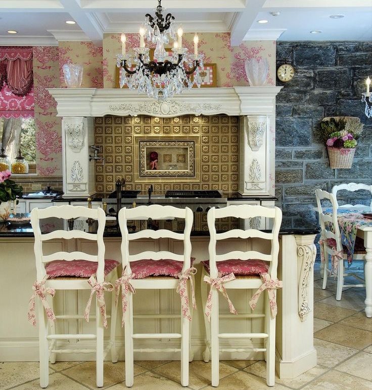 Μπαρόκ ξύλινες καρέκλες στην κουζίνα