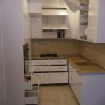 Bucătărie compactă în formă de U