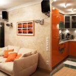 portocaliu într-o mică bucătărie-living