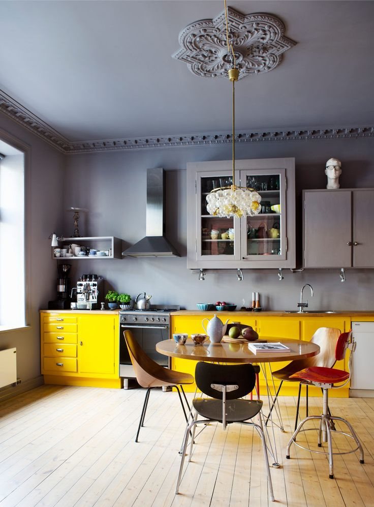 ครัวสีเหลืองสีเทาในบ้านในชนบท