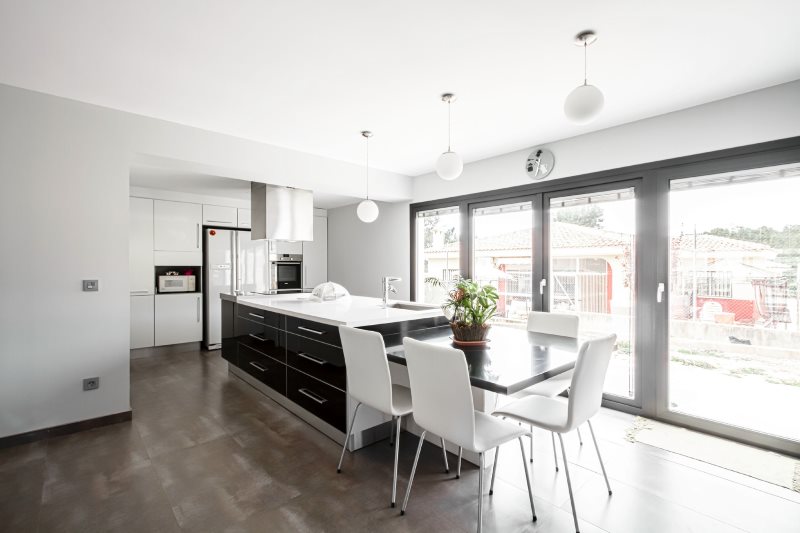 หน้าต่างแบบพาโนรามาในห้องครัวของสไตล์ของความเรียบง่าย