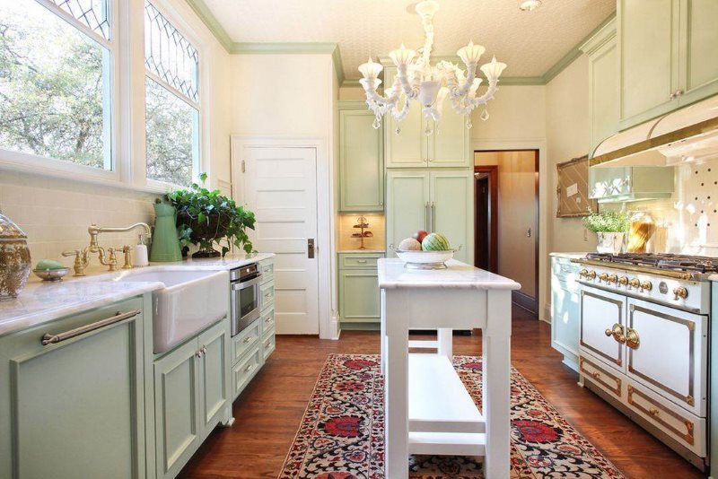 ครัวที่สดใสในสไตล์ของโปรวองซ์ฝรั่งเศส