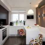 أريكة بيضاء في منطقة تناول الطعام في المطبخ