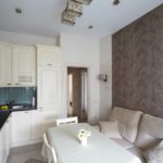 سماط بيضاء على طاولة الطعام