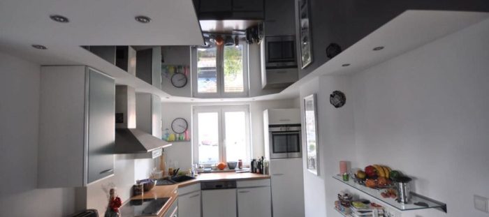 Techo tensado en negro.