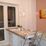 Zona de luat masa lângă ușa balconului