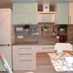 Căști de linie cu frigider în colț