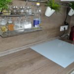 Plită de inducție într-o bucătărie modernă