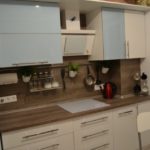 Șorț maro cu tuns din lemn