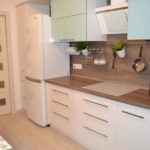 Proiectați o bucătărie mică în culori pastelate