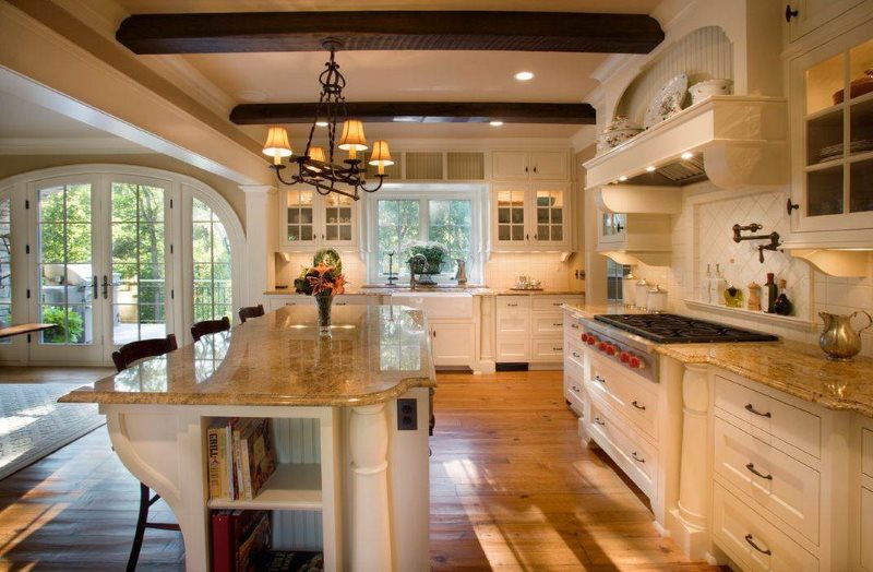 ห้องครัวบ้านส่วนตัวที่กว้างขวางสไตล์คลาสสิก