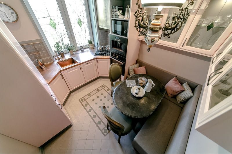 Vedere de sus a unui colț moale într-o bucătărie compactă