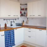 سماعة رأس مع سطح عمل خشبي