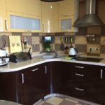 سماعة حديثة مع واجهات منحنية