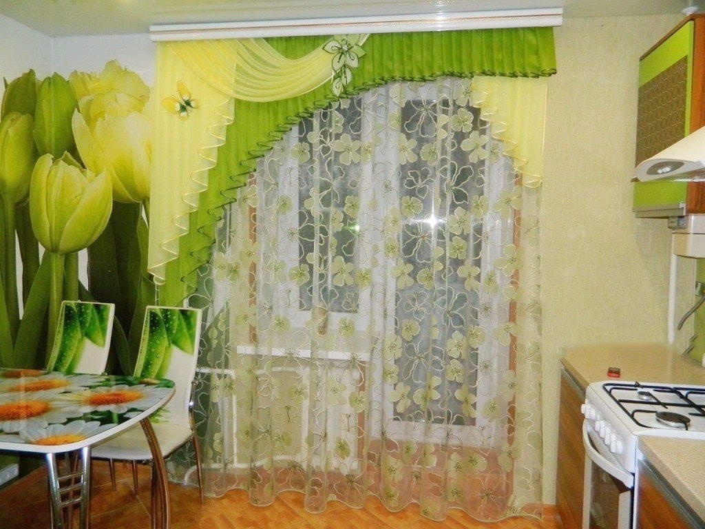 Decoración de ventana de cocina con puerta de balcón