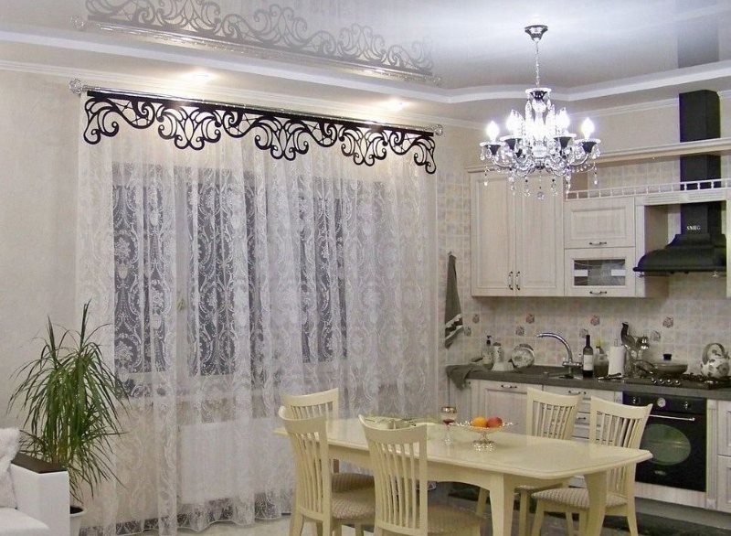 Pelmet negro calado en la ventana con tul blanco