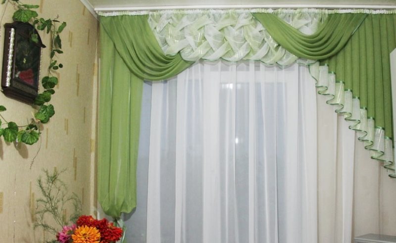 Cortinas verdes con puffs en la ventana de la cocina.