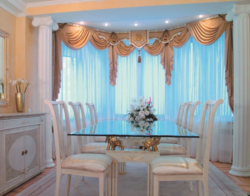 Lambrequin con corbata en un ventanal