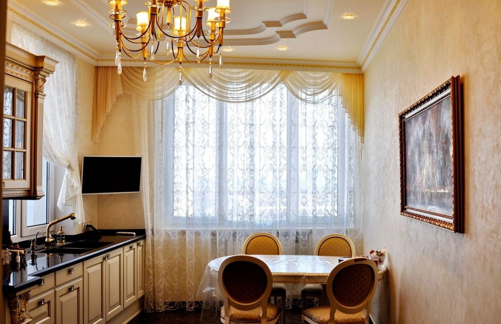 Velo translúcido en una cocina de estilo clásico.