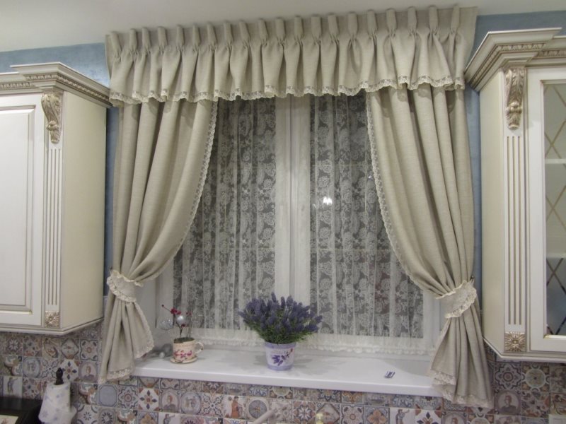 Pelmet clásico de cocina con cortinas cortas