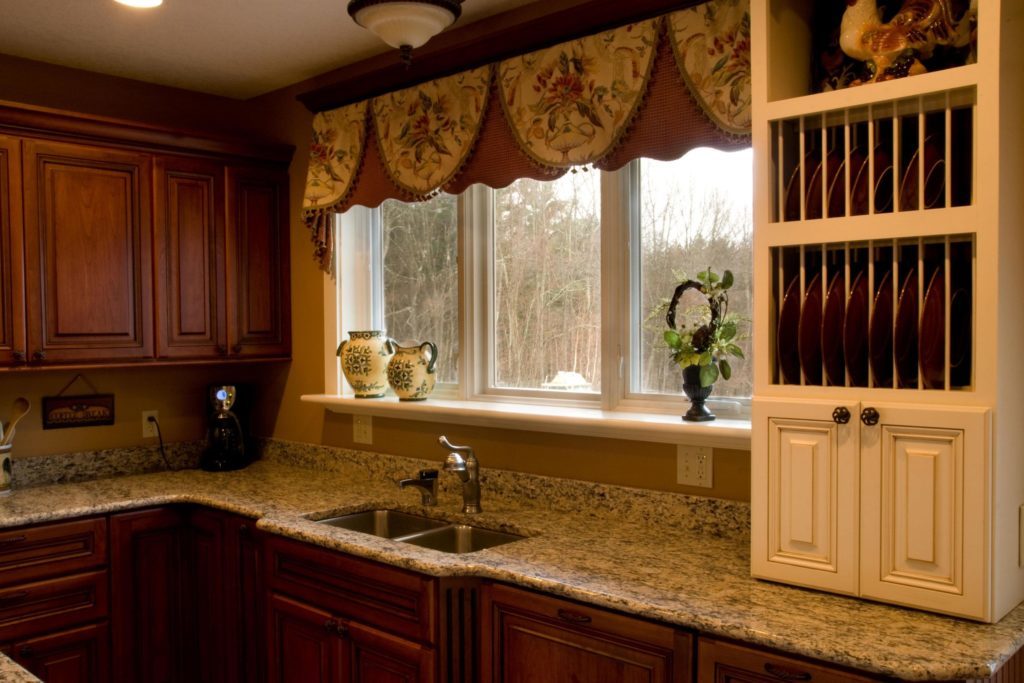 Pelmet corto sobre el fregadero de la cocina.