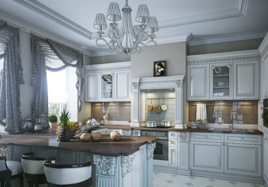 Cortinas con flecos en la ventana de la cocina-comedor.