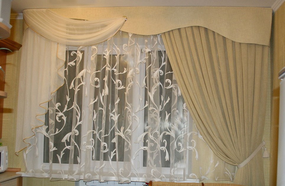 Pelmet beige con cascada en la ventana de la cocina.